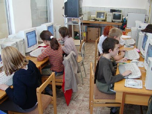 Žáci při&nbsp;práci na&nbsp;počítači